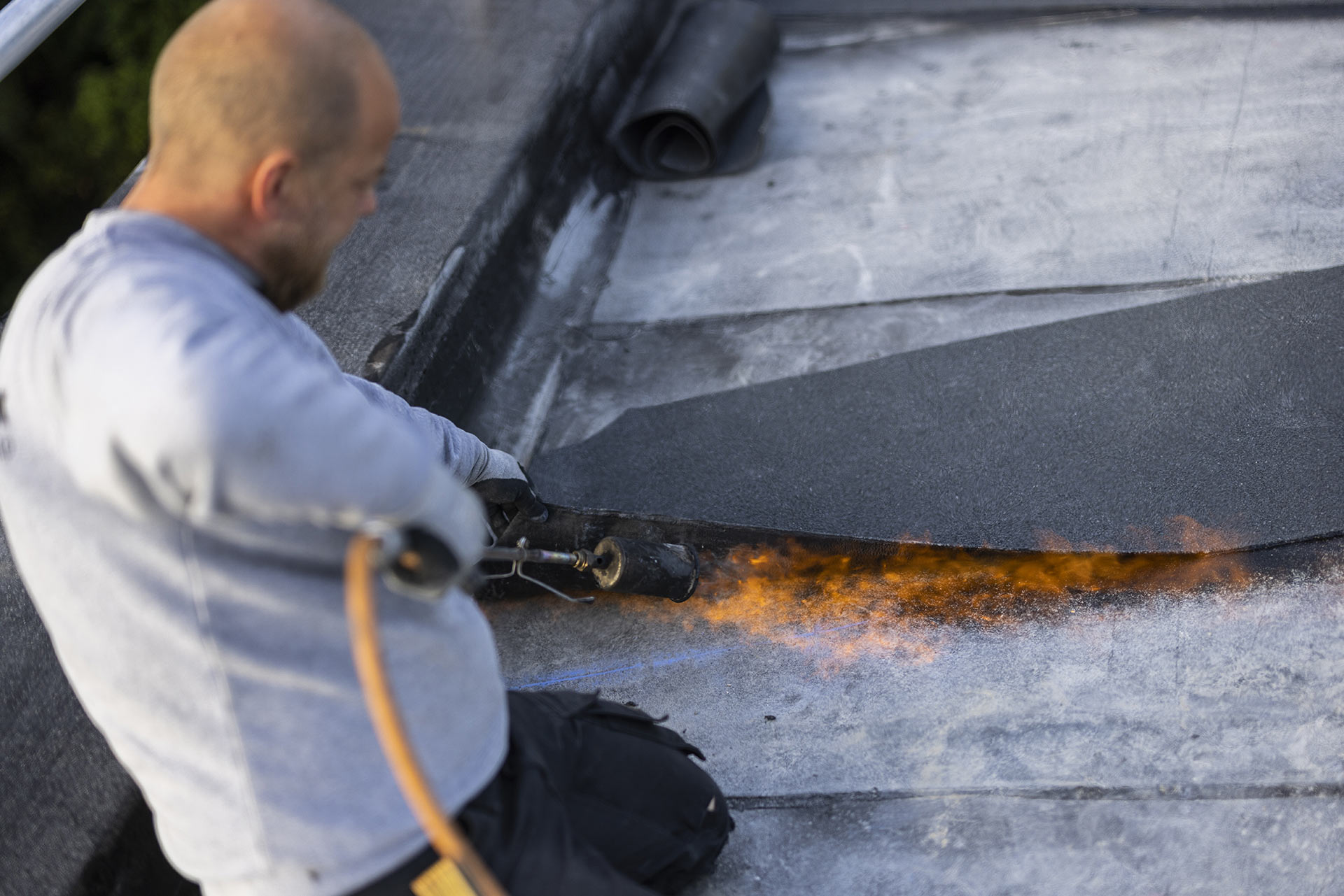 Tagpap brændes fast på taget